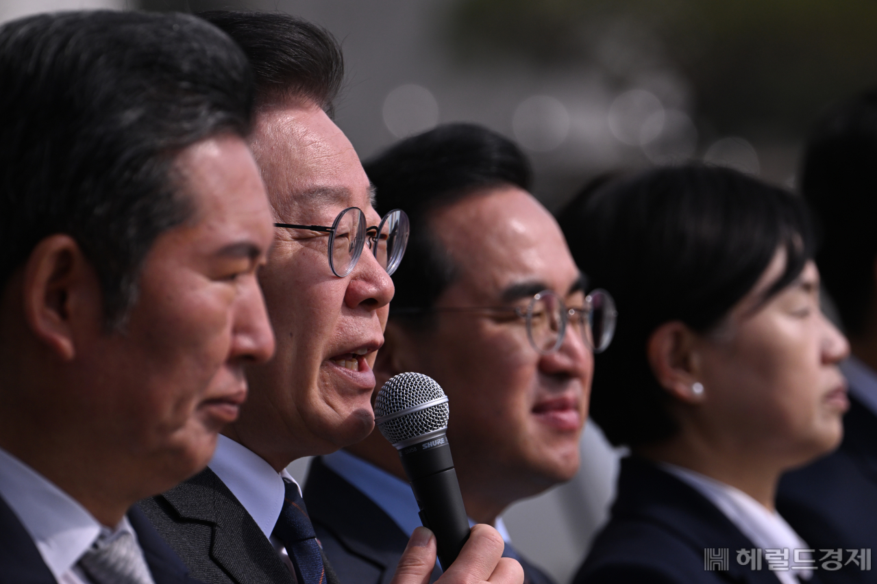 더불어민주당 대일굴종외교 규탄 태극기달기 운동 행사가 22일 서울 영등포구 여의도 국회 본청 앞에서 열려 이재명 대표가 발언하고 있다. 임세준 기자
