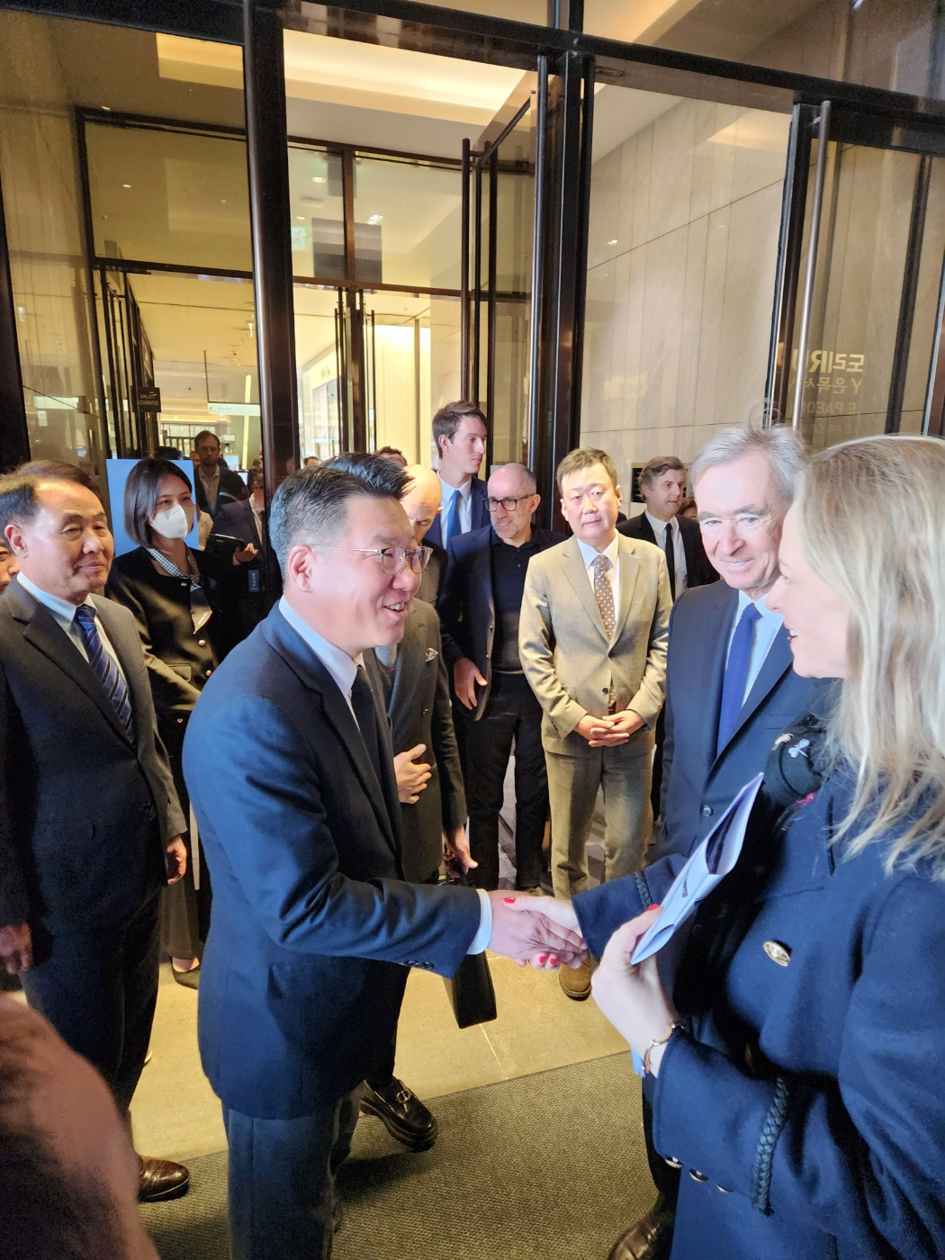 베르나르 아르노 루이뷔통모에헤네시(LVMH) 회장이 21일 현대백화점 판교점을 방문하고 있다. 사진 왼쪽부터 김형종 현대백화점 대표, 정지선 현대백화점그룹 회장, 베르나르 아르노 LVMH 회장, 델핀 아르노 크리스찬 디올 CEO. [연합]
