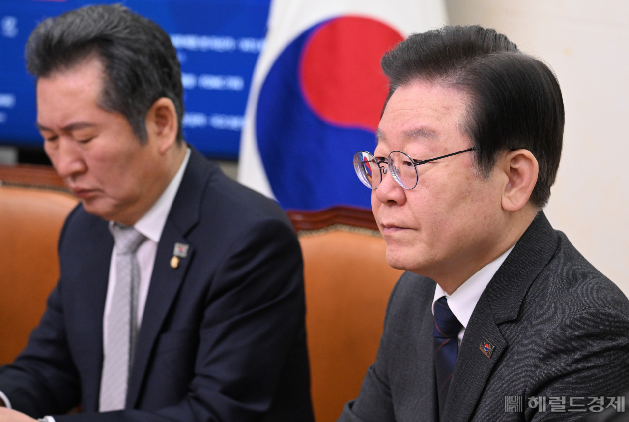 이재명 더불어민주당 대표가 22일 서울 영등포구 여의도 국회에서 열린 최고위원회의에 참석하고 있는 가운데 굳은 표정을 짓고 있다. 임세준 기자