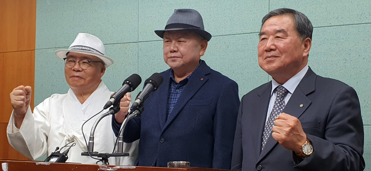 윤석열 대통령 부인 김건희 여사가 과거 유흥주점에서 일했다는 이른바 '쥴리 의혹'을 제기한 안해욱(74·가운데) 전 대한초등학교태권도협회장이 22일 전북도의회에서 기자회견을 열고 전주을 국회의원 재선거 출마를 선언했다. 회견 직후 안 후보가 서울의소리 백은종 대표(왼쪽)와 윤 대통령 장모 및 김건희 여사에 대해 각종 의혹을 제기한 정대택 씨와 기념 촬영을 하고 있다. 연합뉴스
