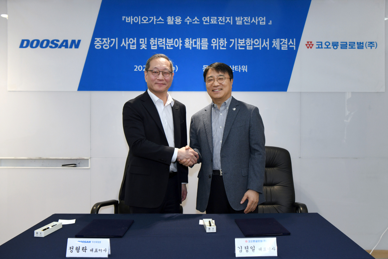정형락(왼쪽) 두산퓨얼셀 대표이사와 김정일 코오롱글로벌 대표이사가 22일 바이오가스를 활용한 수소 연료전지 발전사업 모델 개발을 위한 업무협력을 체결한 뒤 기념촬영을 하고 있다. [코오롱글로벌 제공]