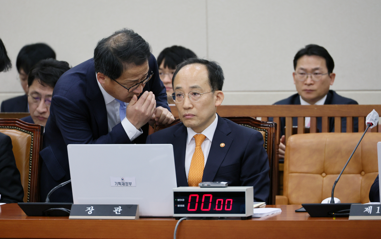 추경호 부총리 겸 기획재정부 장관이 22일 오전 열린 국회 기획재정위원회 전체회의에서 한 관계자와 대화하고 있다. [연합]