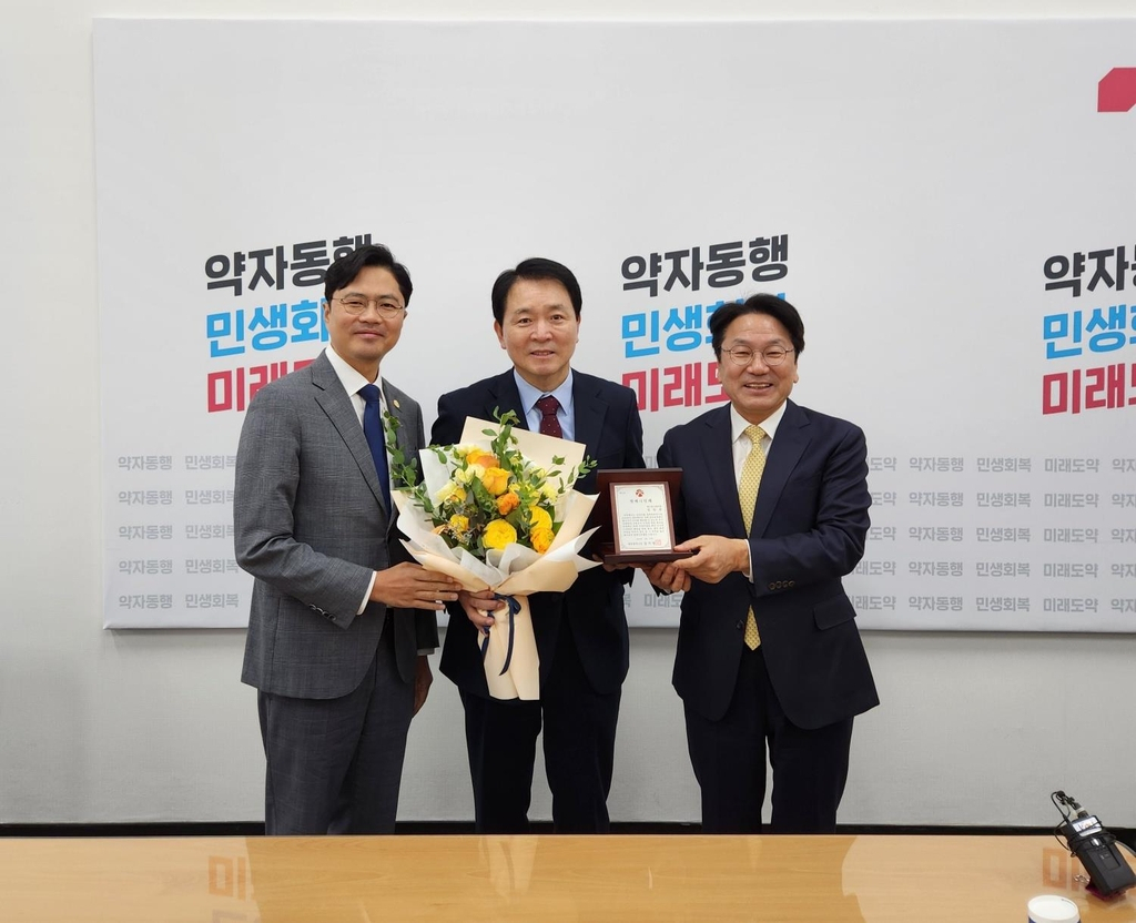 국민의힘 주호영 원내대표와 성일종 정책위 의장, 더불어민주당 박홍근 원내대표와 우원식 예결위원장 등 여야 의원 4명이 광주 명예시민이 됐다.