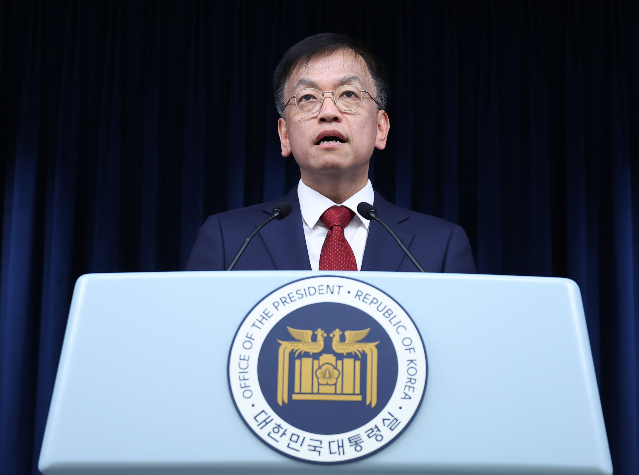 최상목 대통령실 경제수석이 22일 오후 서울 용산 대통령실 청사에서 미국 반도체법 가드레일 조항과 공동주택 공시가격 관련 브리핑을 하고 있다. [연합]