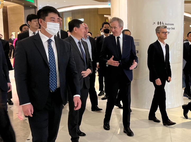 베르나르 아르노 루이뷔통모에헤네시(LVMH) 회장이 20일 서울 송파구 잠실 롯데 에비뉴엘에서 신동빈 롯데 회장를 만나 대화하고 있다. [연합]