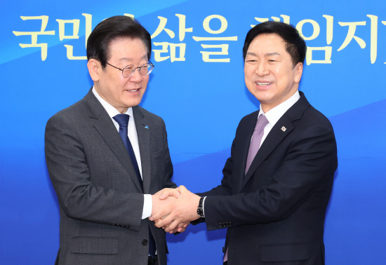 이재명 더불어민주당 대표(왼쪽)가 지난 15일 국민의힘 당대표에 선출된 김기현 의원을 당대표실에서 만나 악수하고 있다. [연합]