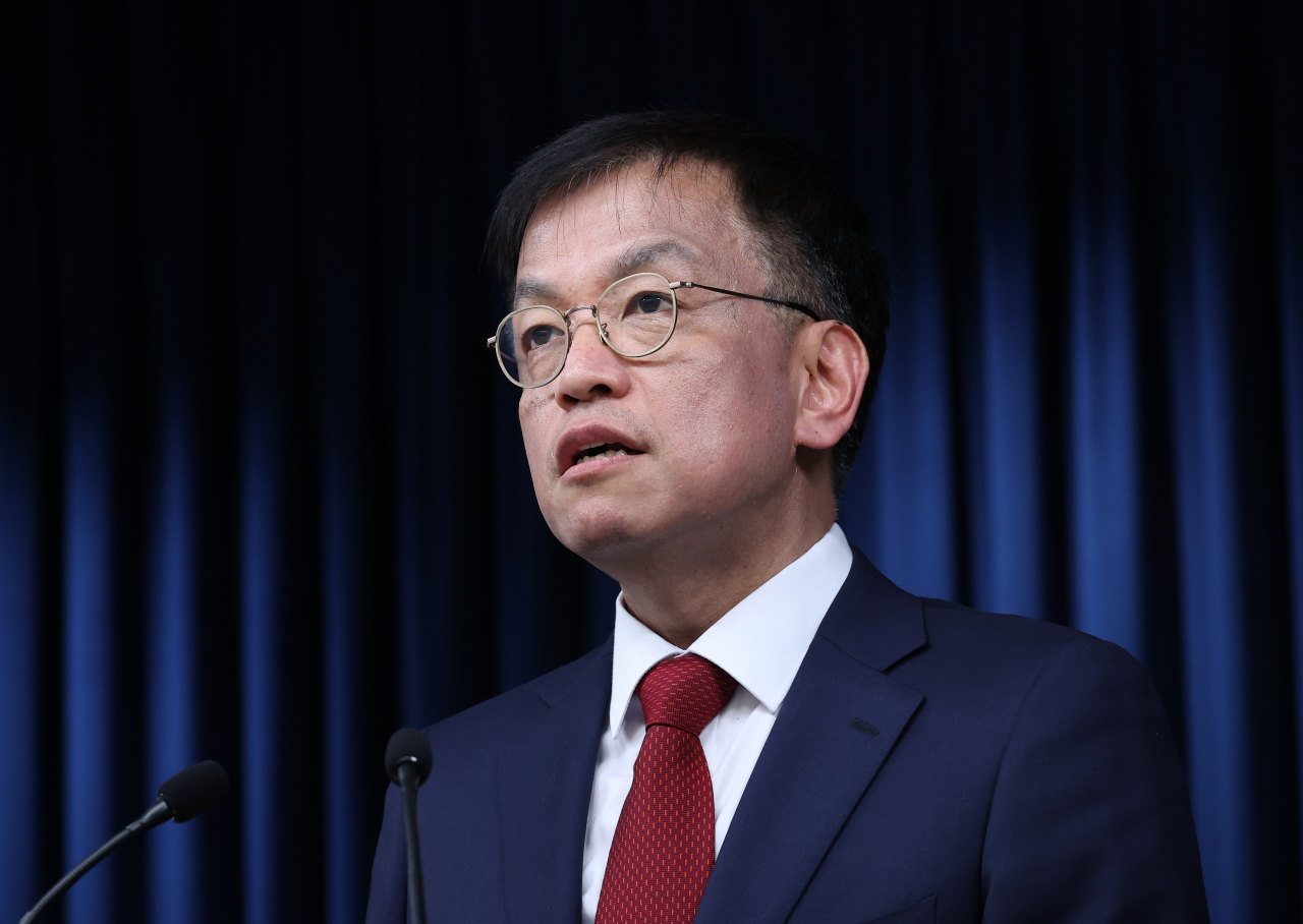 최상목 대통령실 경제수석이 22일 오후 서울 용산 대통령실 청사에서 미국 반도체법 가드레일 조항과 공동주택 공시가격 관련 브리핑을 하고 있다. [연합]
