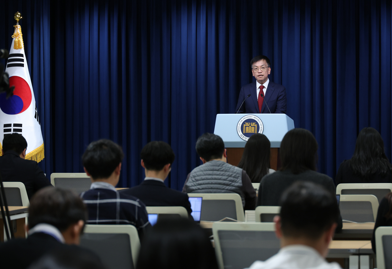 최상목 대통령실 경제수석이 22일 오후 서울 용산 대통령실 청사에서 미국 반도체법 가드레일 조항과 공동주택 공시가격 관련 브리핑을 하고 있다. [연합]