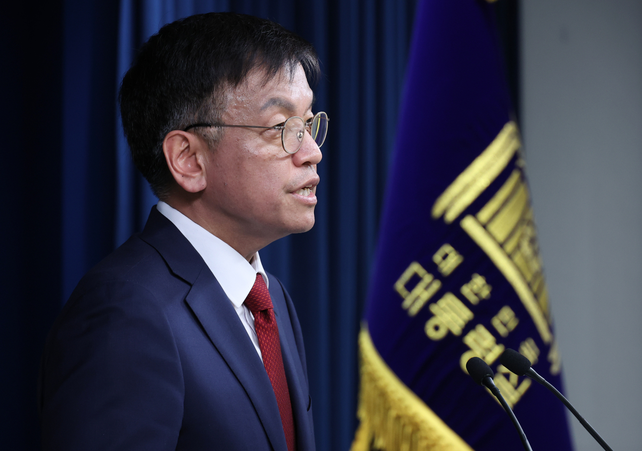 최상목 대통령실 경제수석이 22일 오후 서울 용산 대통령실 청사에서 미국 반도체법 가드레일 조항과 공동주택 공시가격 관련 브리핑을 하고 있다. [연합]