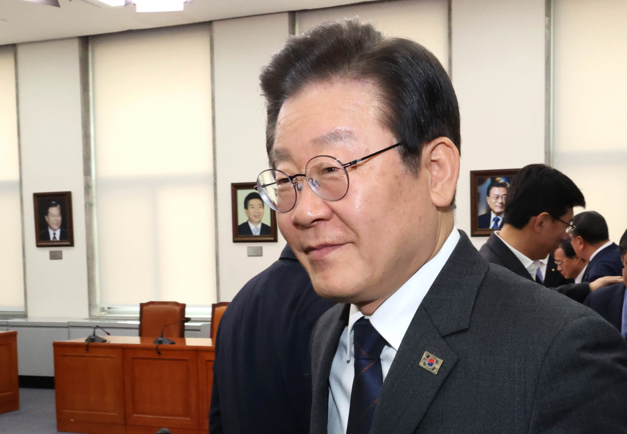 더불어민주당 이재명 대표가 22일 국회에서 열린 민생 4대 폭탄 대응단 출범회의에서 회의를 마친 뒤 밖으로 나가고 있다. [연합]