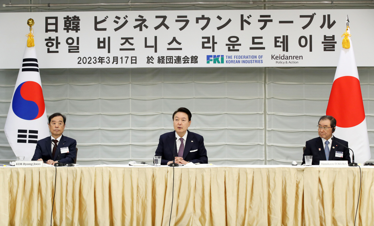 1박2일간의 일정으로 일본을 방문한 윤석열 대통령이 지난 17일 도쿄 게이단렌(일본경제단체연합회) 회관에서 열린 한일 비즈니스라운드 테이블에서 인사말을 하고 있다. [연합]