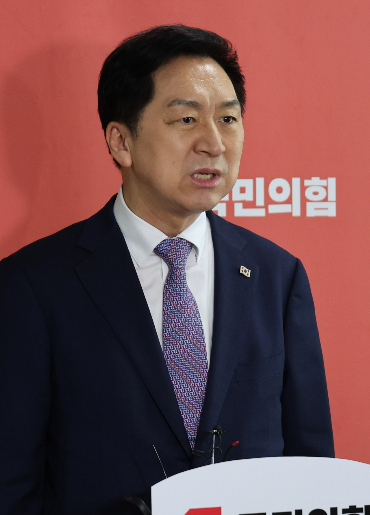 국민의힘 김기현 대표가 22일 오전 서울 여의도 국회에서 취재진의 질문에 답하고 있다. 연합뉴스