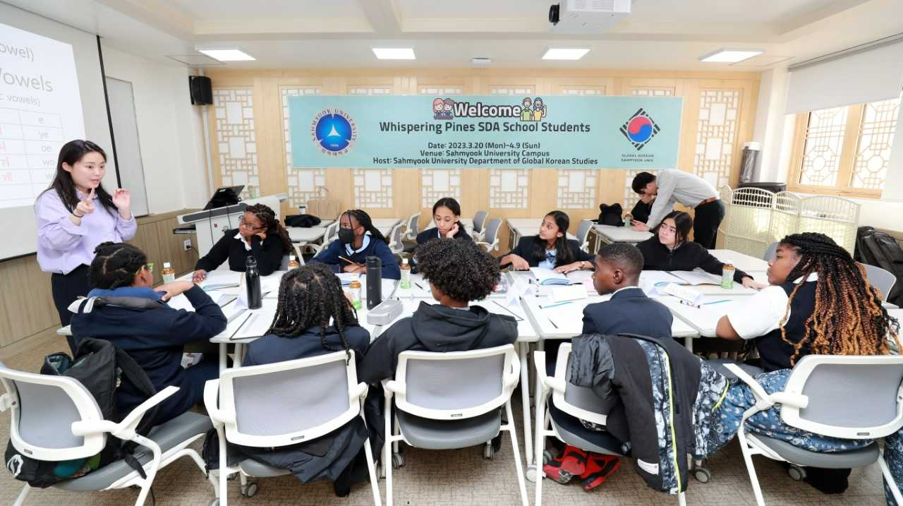 미국의 위스퍼링 파인즈 스쿨 한국어반 학생들이 지난 21일 삼육대 글로벌한국학과의 방문 프로그램에 참여해 한국어 수업을 듣고 있다.[삼육대학교 제공]