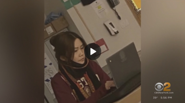 나이를 무려 14세나 깎아 미국 고등학교에 입학해 태연하게 학생 행세를 한 20대 한국 여성. [CBS 방송 캡처]