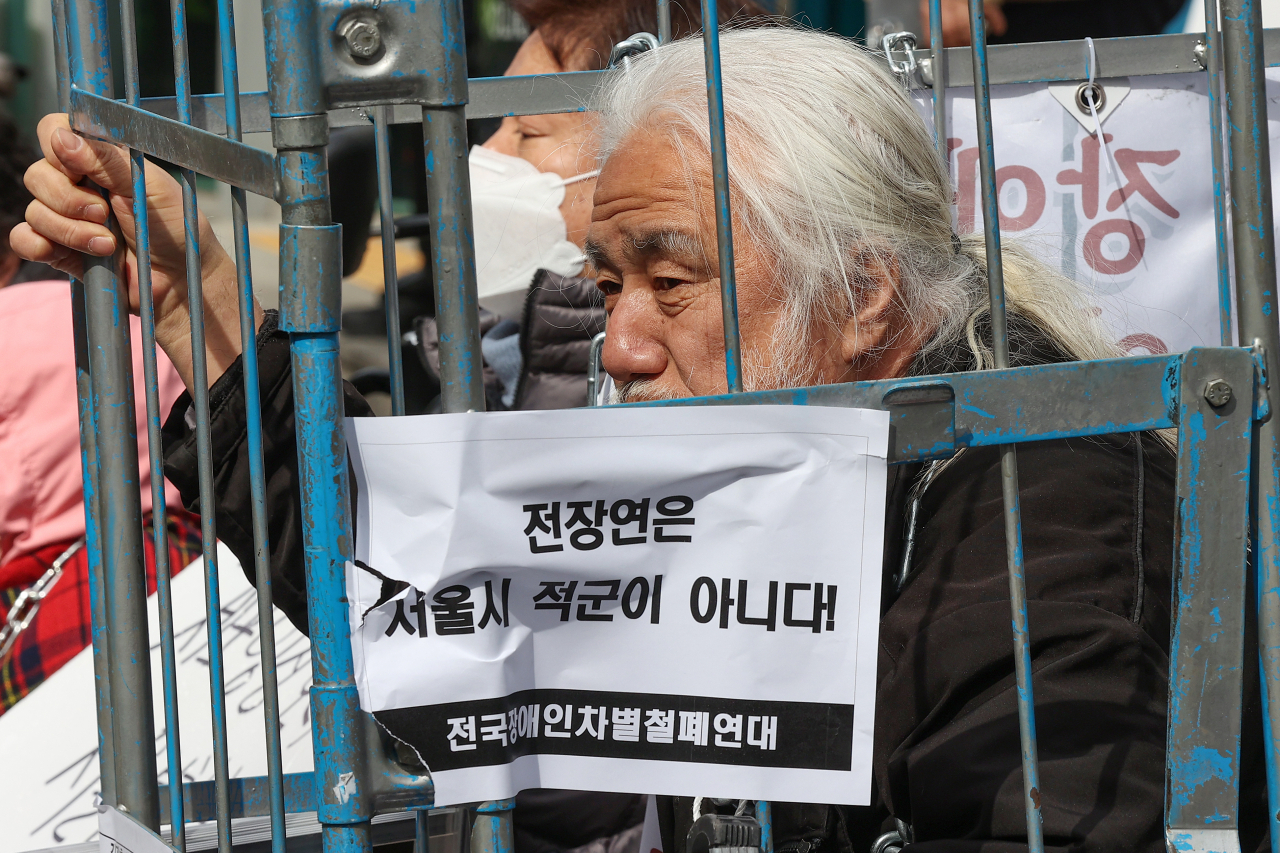 지난 17일 박경석 전국장애인차별철폐연대(전장연) 상임공동대표가 서울 종로구 서울경찰청 앞에서 체포영장 발부에 관해 입장을 밝히는 기자회견을 진행하고 있다. [연합]