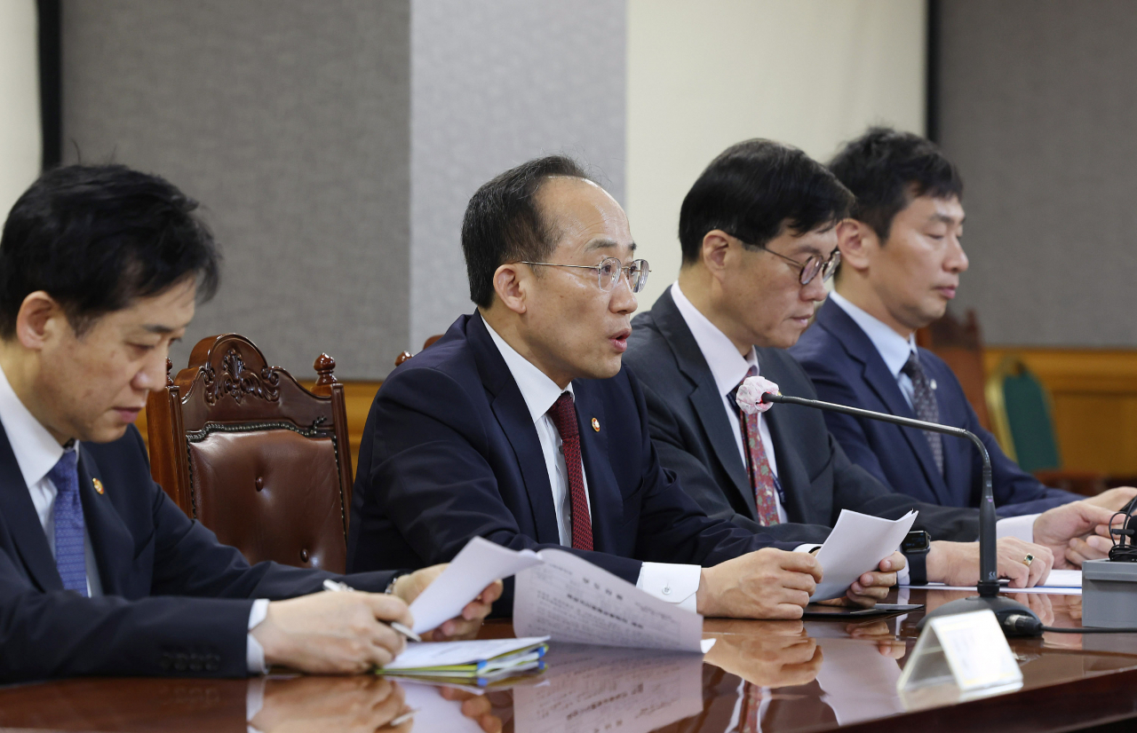 추경호 부총리 겸 기획재정부 장관이 23일 오전 서울 중구 은행회관에서 열린 비상거시경제금융회의를 주재하고 있다. 이날 회의에서는 미국 연방공개시장위원회(FOMC)의 통화정책 결정에 따른 국제금융시장 동향을 점검하고, 대응책을 논의했다. 김주현(왼쪽부터) 금융위원장, 추 부총리, 이창용 한국은행 총재, 이복현 금융감독원장. [연합]