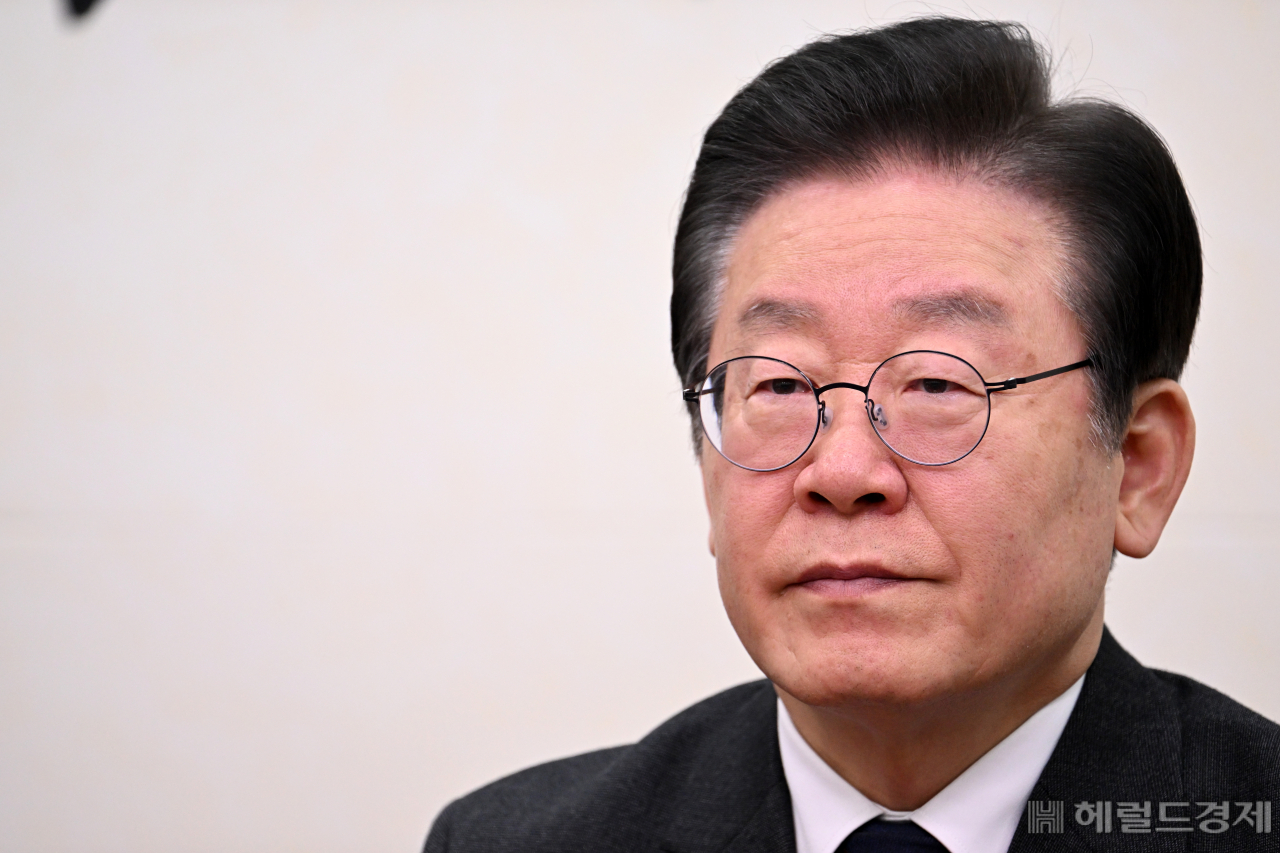 이재명 더불어민주당 대표가 22일 서울 영등포구 여의도 국회에서 열린 최고위원회의에 참석하고 있는 가운데 굳은 표정을 짓고 있다. 임세준 기자