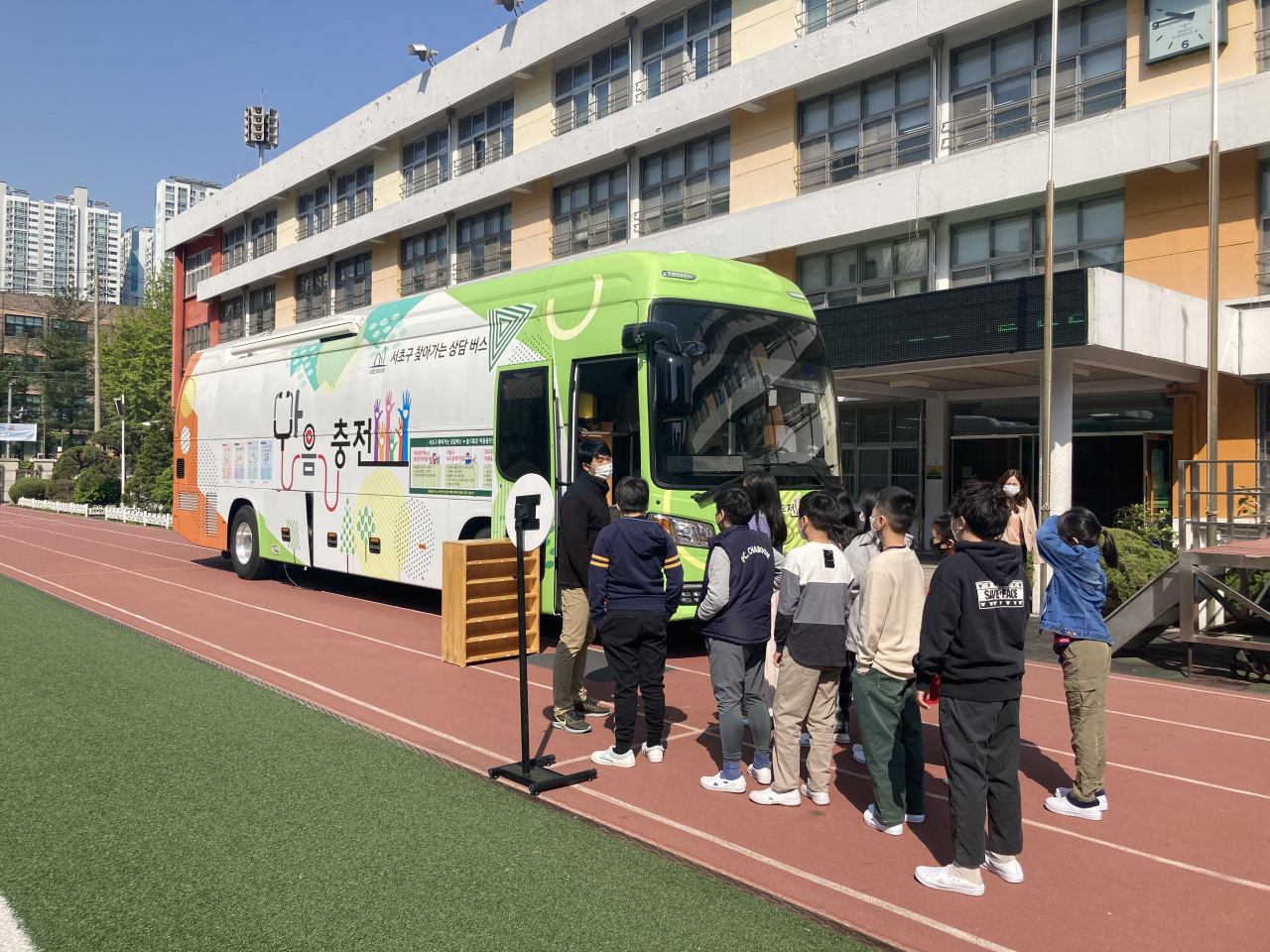 서울 서초구는 새학기를 시작하며 새로운 관계 속에 다양한 감정 변화를 겪는 청소년들과 학부모를 위해 전문가 상담 프로그램을 운영한다. 사진은 찾아가는 버스 상담소 전경. [서초구 제공]