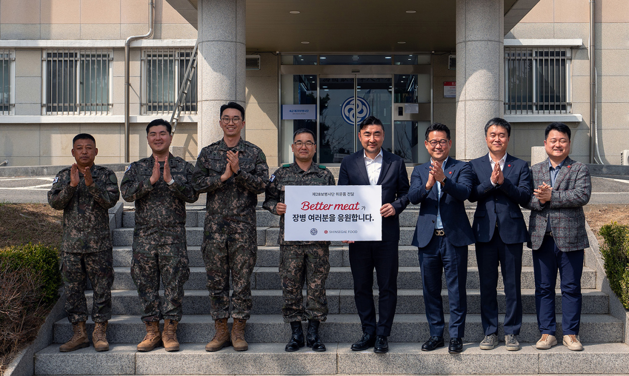 송현석(오른쪽 네 번째) 신세계푸드 대표, 박춘식(왼쪽 네 번째) 육군 제28보병사단장 등 위문품 전달식 참석자들이 기념촬영을 하고 있다.[신세계푸드 제공]
