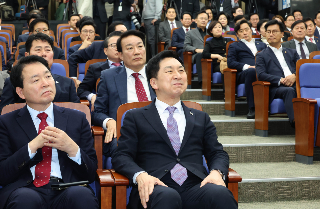 김기현 국민의힘 대표와 성일종 정책위의장 등 참석의원들이 16일 국회에서 열린 정책의원총회에서 주호영 원내대표의 발언을 듣고 있다. [연합]