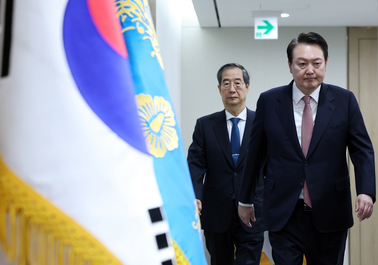 윤석열 대통령이 지난 21일 서울 용산 대통령실 청사에서 열린 국무회의에 한덕수 국무총리와 함께 입장하고 있다. [연합]