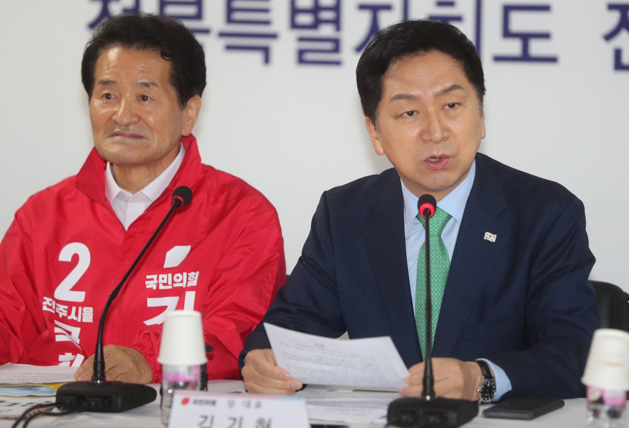 국민의힘 김기현 대표(오른쪽)가 23일 전북 전주시 완산구 김경민 전주을 국회의원 재선거 후보 선거사무소에서 열린 국민의힘 전북 현장 최고위원회의에서 발언하고 있다. [연합]