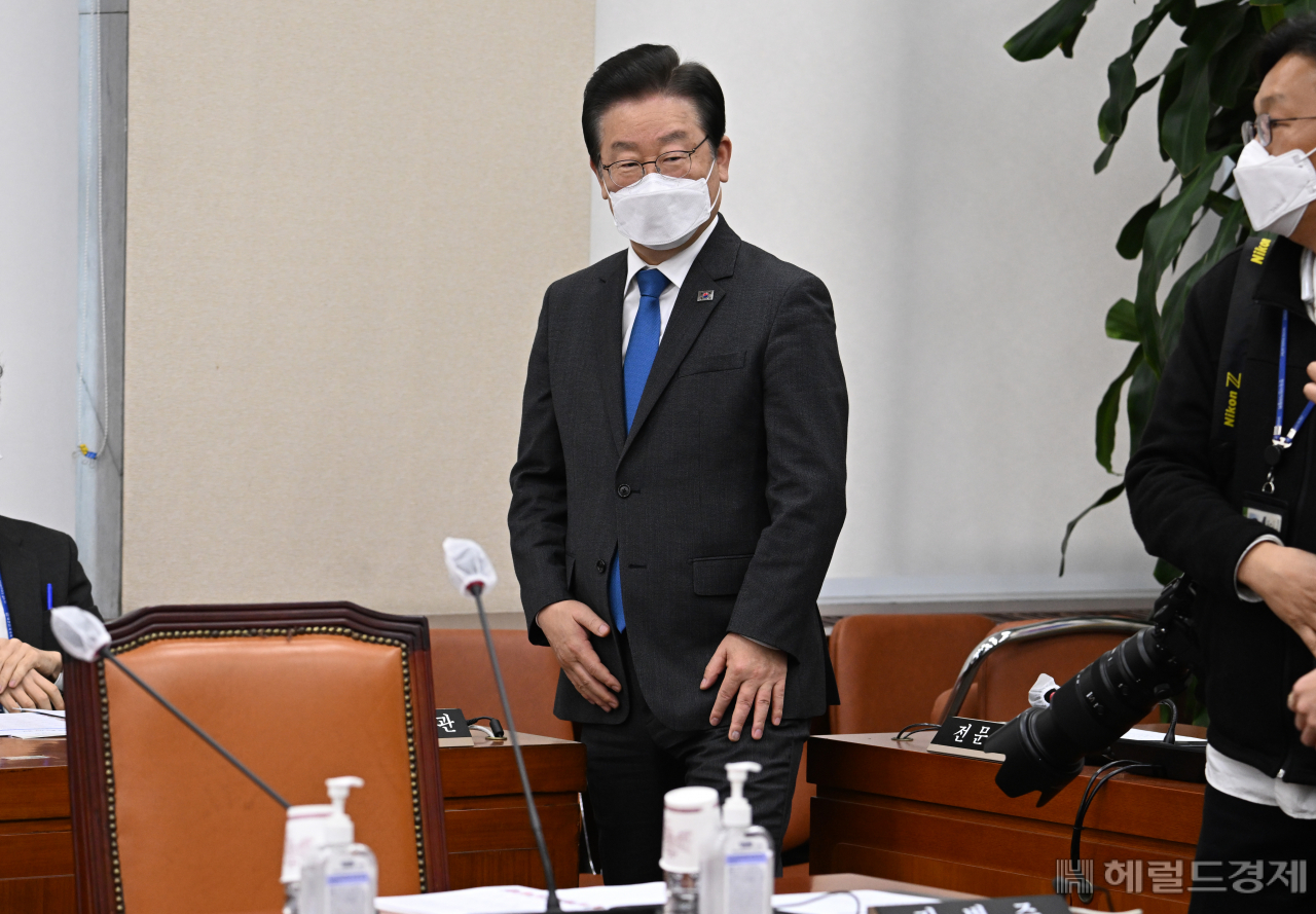 이재명 더불어민주당 대표가 23일 서울 영등포구 여의도 국회의사당에서 열린 국방위원회 전체회의에 참석하고 있다. 임세준 기자