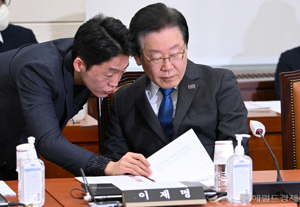 이재명(오른쪽) 더불어민주당 대표가 23일 서울 영등포구 여의도 국회의사당에서 열린 국방위원회 전체회의에 참석하고 있다. 임세준 기자