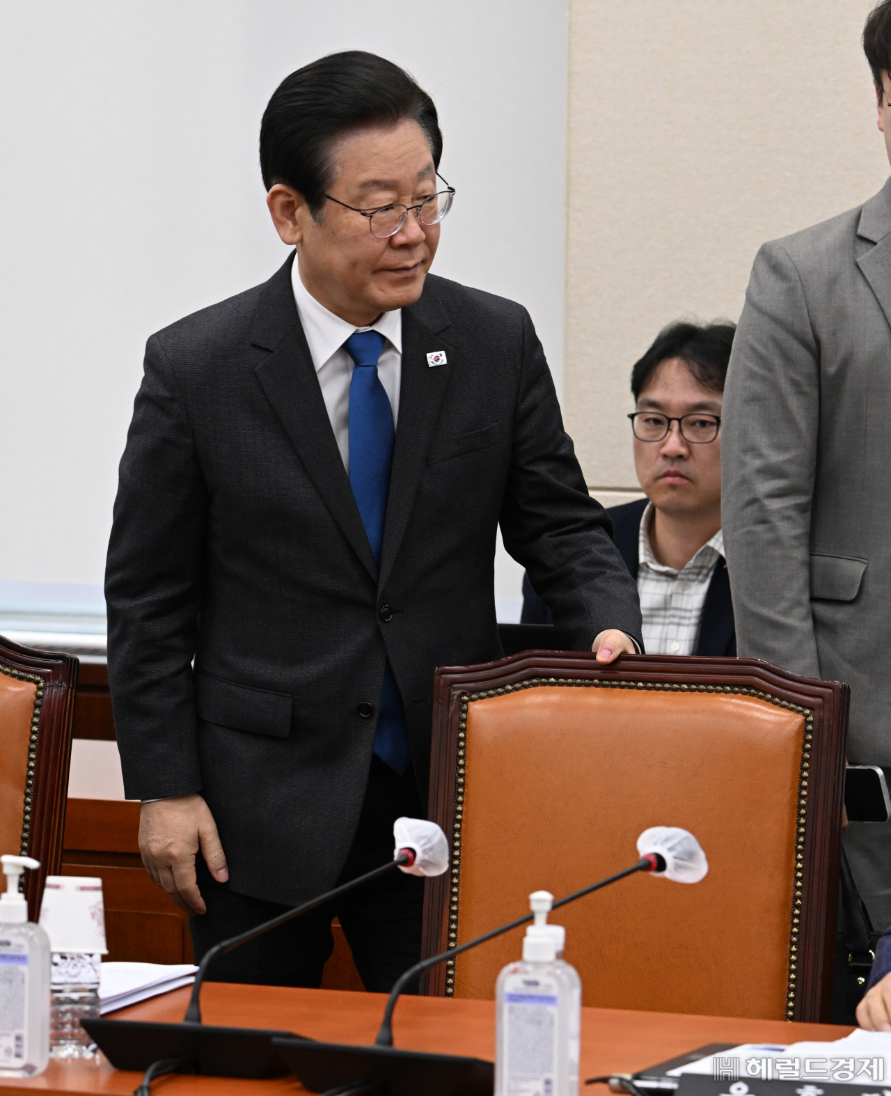 이재명 더불어민주당 대표가 23일 서울 영등포구 여의도 국회의사당에서 열린 국방위원회 전체회의에 참석중 이석하고 있다. 임세준 기자