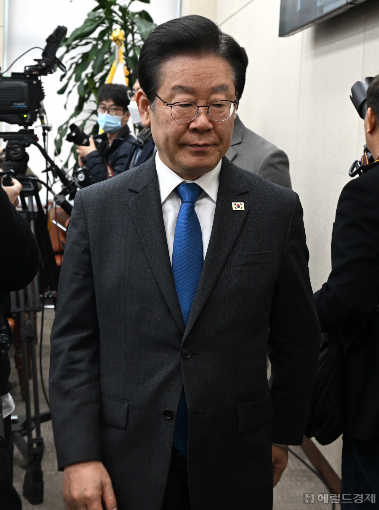 이재명 더불어민주당 대표가 23일 서울 영등포구 여의도 국회의사당에서 열린 국방위원회 전체회의에 참석중 이석하고 있다. 임세준 기자