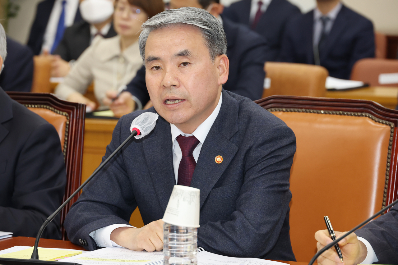 이종섭 국방부 장관이 23일 국회에서 열린 국방위원회 전체회의에서 의원 질의에 답변하고 있다. [연합]