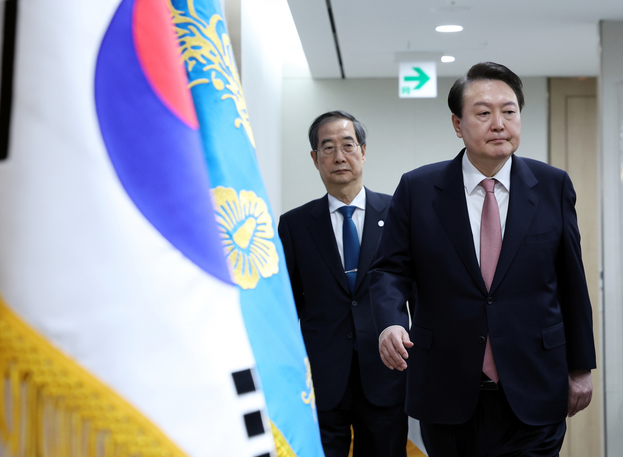 윤석열 대통령이 21일 서울 용산 대통령실 청사에서 열린 국무회의에 한덕수 국무총리와 함께 입장하고 있다. [연합]