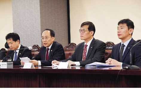 추경호 부총리 겸 기획재정부 장관이 23일 서울 중구 은행연합회에서 열린 비상거시경제금융회의에서 모두발언을 하고 있다. 김주현(왼쪽부터) 금융위원장, 추 부총리, 이창용 한국은행 총재, 이복현 금융감독원장 [기획재정부 제공]