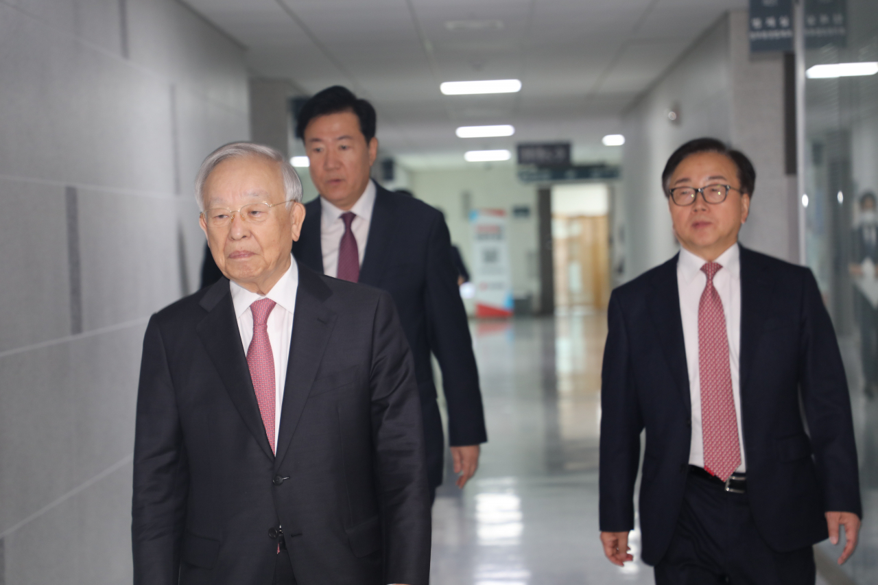손경식(사진 왼쪽) 한국경영자총협회 회장이 23일 국회를 찾아 김도읍 국회 법제사법위원회 위원장과 회담을 가졌다. 손 회장은 이 자리에서 노란봉투법에 대한 경영계의 우려를 전달했다. [경총 제공]