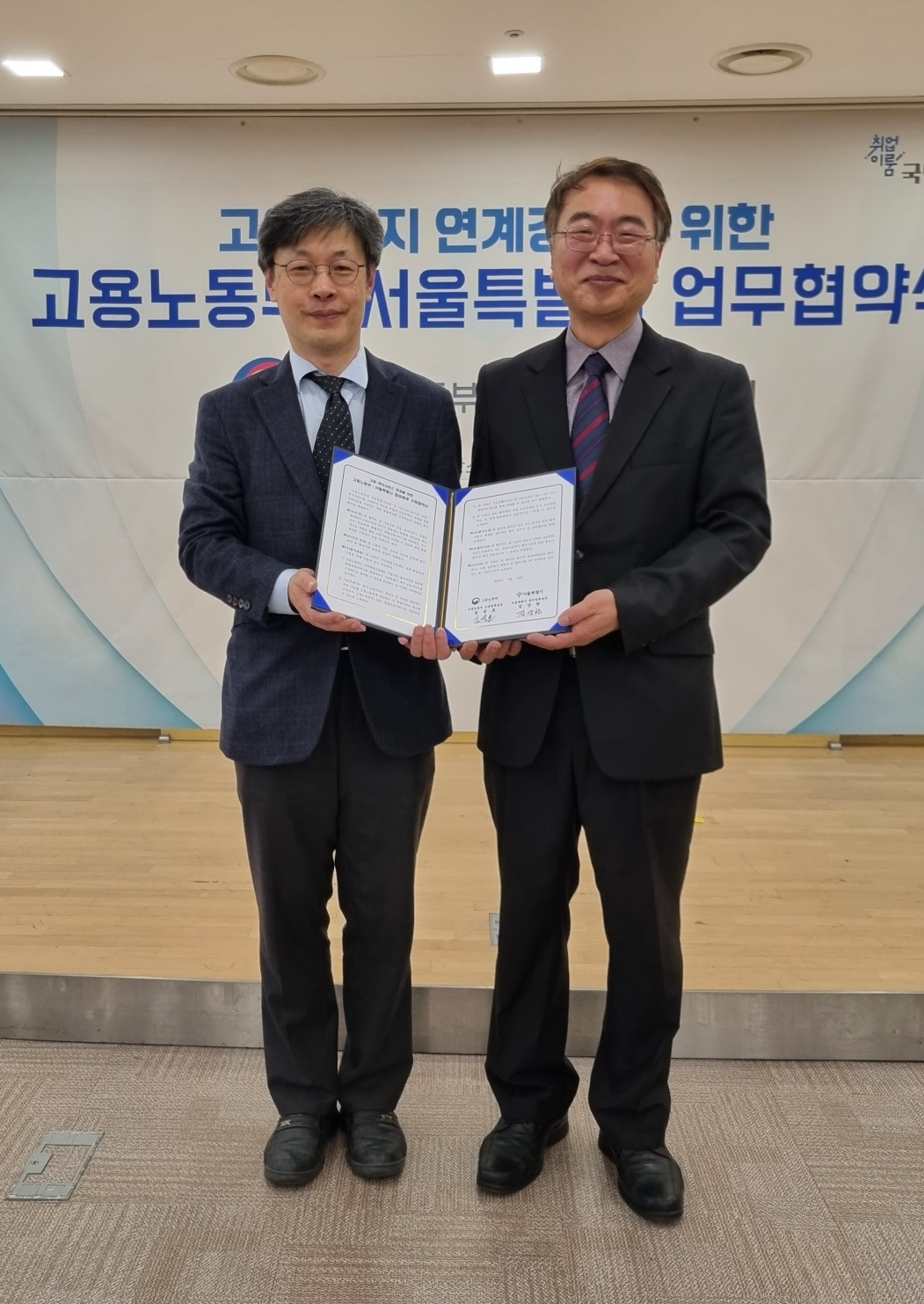 서울시와 고용노동부가 저소득층 등 복지정책 대상자의 취업을 돕기 위해 이들의 정보를 공유하고, 기관별 정책을 상호 연계하기 위한 업무협약을 23일 체결했다. 사진은 김상한 서울시 복지정책실장과 김성호 고용부 고용정책실장이 협약을 체결하는 장면. [서울시 제공]