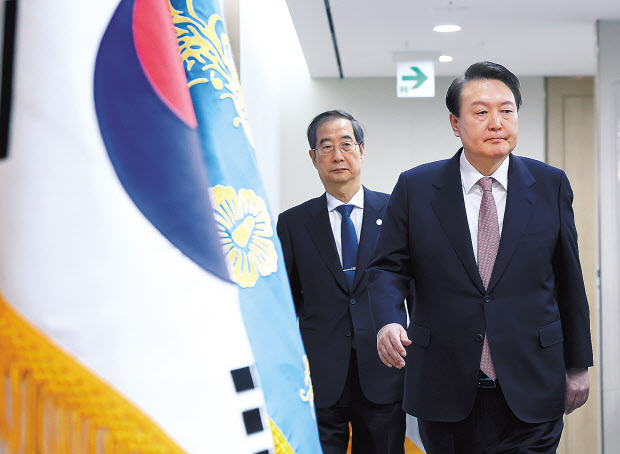 윤석열 대통령이 21일 서울 용산 대통령실 청사에서 열린 국무회의에 한덕수 국무총리와 함께 입장하고 있다. [연합]