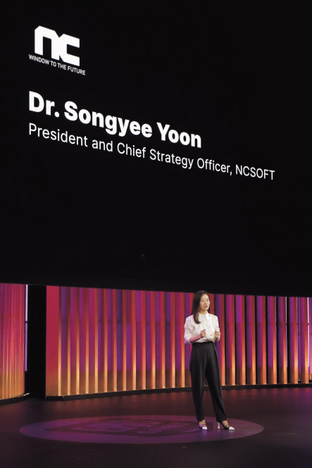 윤송이 엔씨소프트 최고전략책임자가 미국 샌프란시스코에서 열린 ‘게임 개발 콘퍼런스(GDC) 2023’서 신작 ‘프로젝트M’을 소개하고 있다. [엔씨소프트 제공]