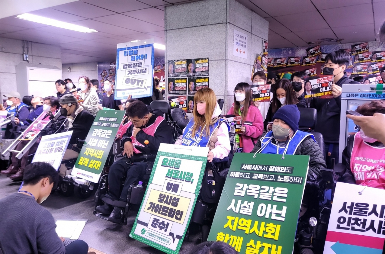 23일 오전 11시 전국장애인차별철폐연대(전장연)가 서울 지하철 1호선 시청역에서 기자회견을 열고 있다. 박혜원 기자