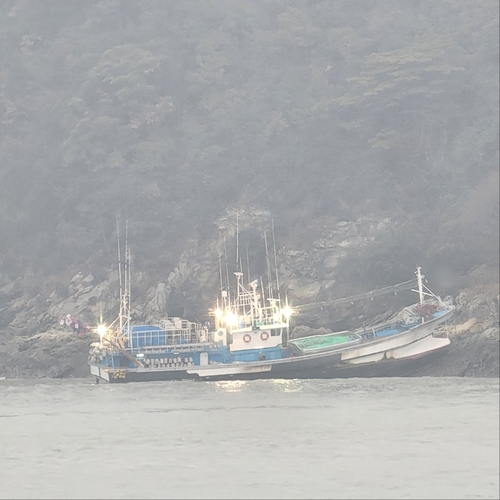 진도 광대도에서 좌초된 어선[목포해양경찰서 제공]