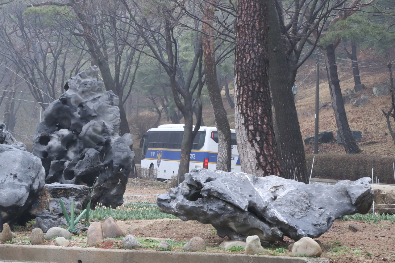 기독교복음선교회(통칭 JMS) 총재 정명석 씨의 여신도 성폭행 혐의 사건과 관련 압수수색을 위해 경찰버스가 23일 충남 금산 월명동 수련원에 들어가고 있다. [연합]