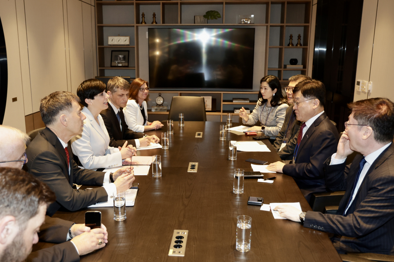 마르케타 페카로바 아다모바(사진 왼쪽 가운데) 체코 하원의장이 정만기 한국무역협회 부회장 등 우리측 경제 인사들과 면담을 진행하고 있는 모습. [무협 제공]
