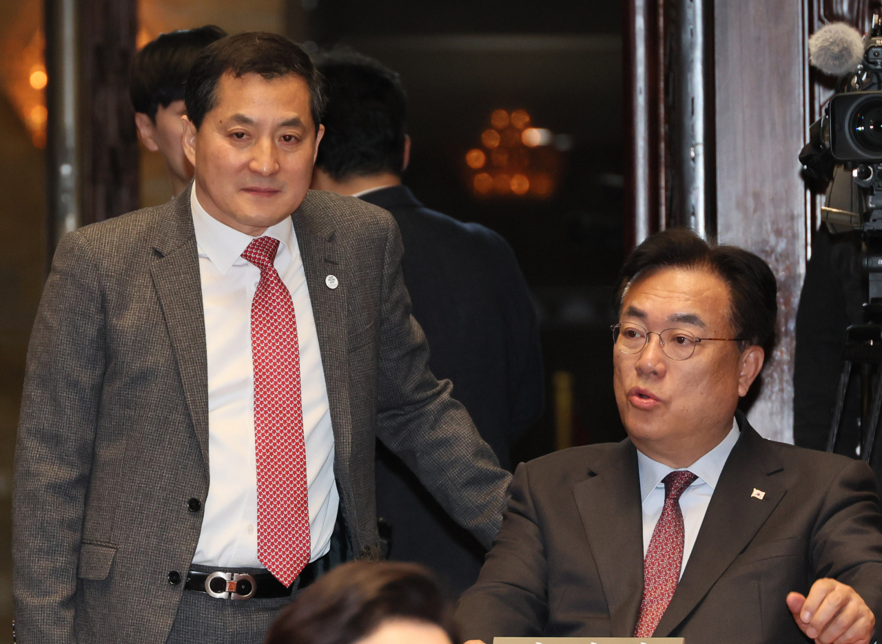 박대출(왼쪽) 국민의힘 의원이 23일 오후 국회에서 열린 의원총회에 참석하고 있다. [연합]