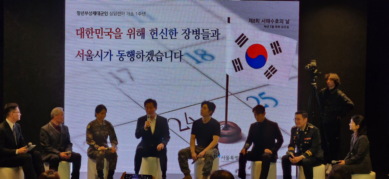 23일 서울시청 시민청에서 청년부상제대군인 상담센터 개소 1주년 성과공유회가 진행되고 있다. 왼쪽부터 부상제대군인인 이주은씨, 김유나 대위, 이창수씨, 오세훈 서울시장(가운데), 이한씨, 유튜버 에이전트H, 이호준 중령, 장예림 교수. 김용재 기자
