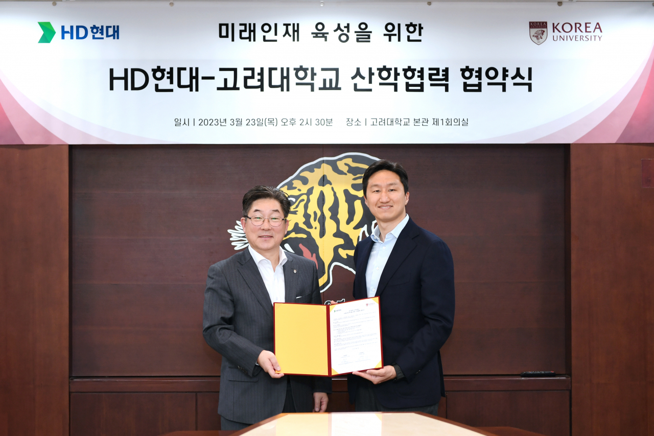 정기선(오른쪽) HD현대 사장과 김동원 고려대 총장이 23일 서울 성북구 고려대 본관에서 ‘미래 인재 육성 산학협력을 위한 업무협약’을 체결한 뒤 기념촬영을 하고 있다. [HD현대 제공]