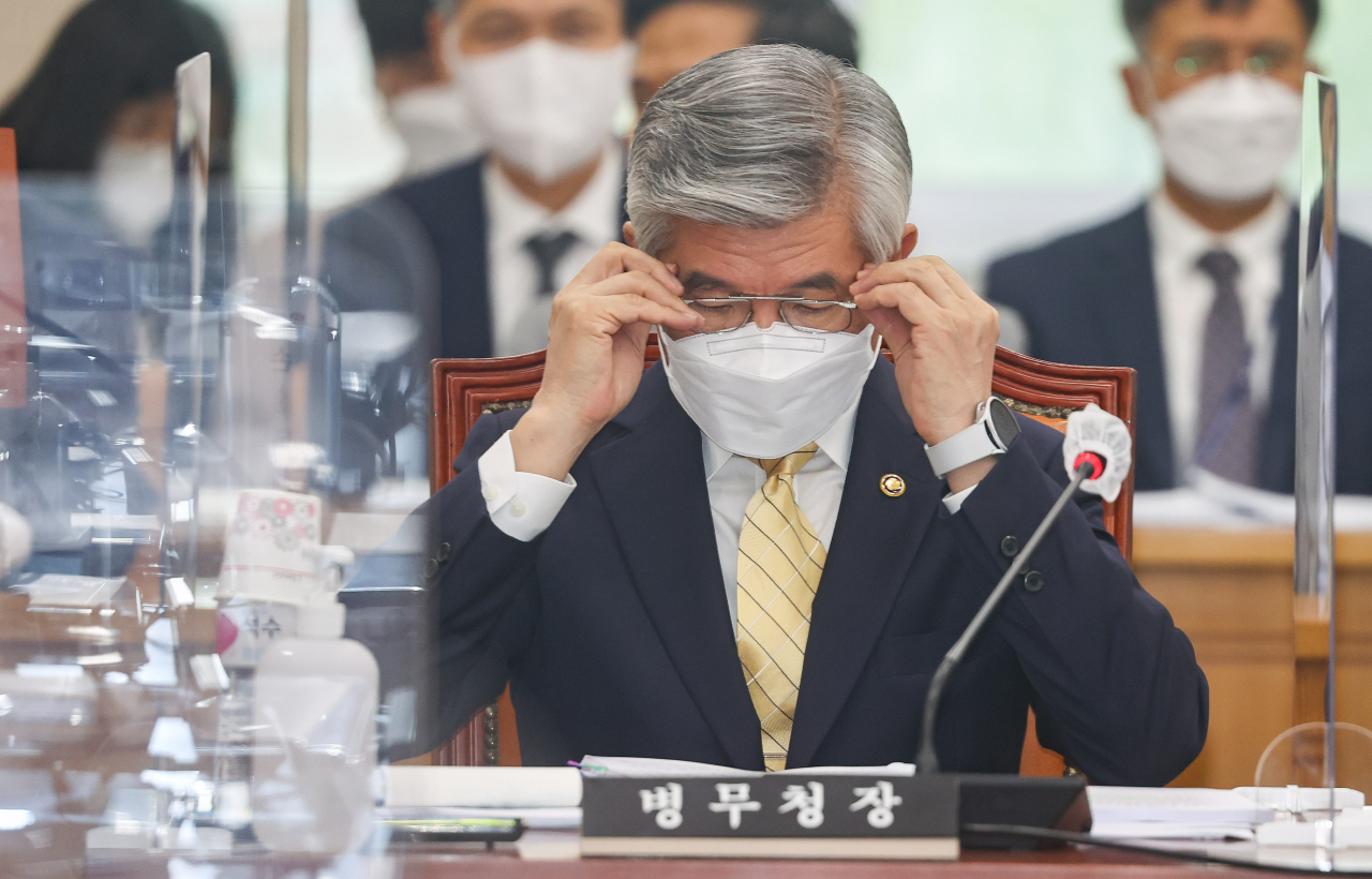 이기식 병무청장이 지난해 8월 국회에서 열린 국방위원회 전체회의 참석해 안경을 고쳐쓰고 있다. 이상섭 기자