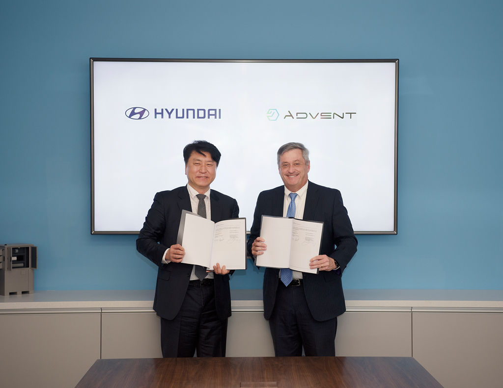 Hong Seung-hyun, head of the materials division at Hyundai Motor Group (left), and Jim Coffey, chief operating officer at Advent Technologies, pose after signing a memorandum of understanding at Advent Technologies headquarters in Boston on Tuesday. (Hyundai Motor Group)