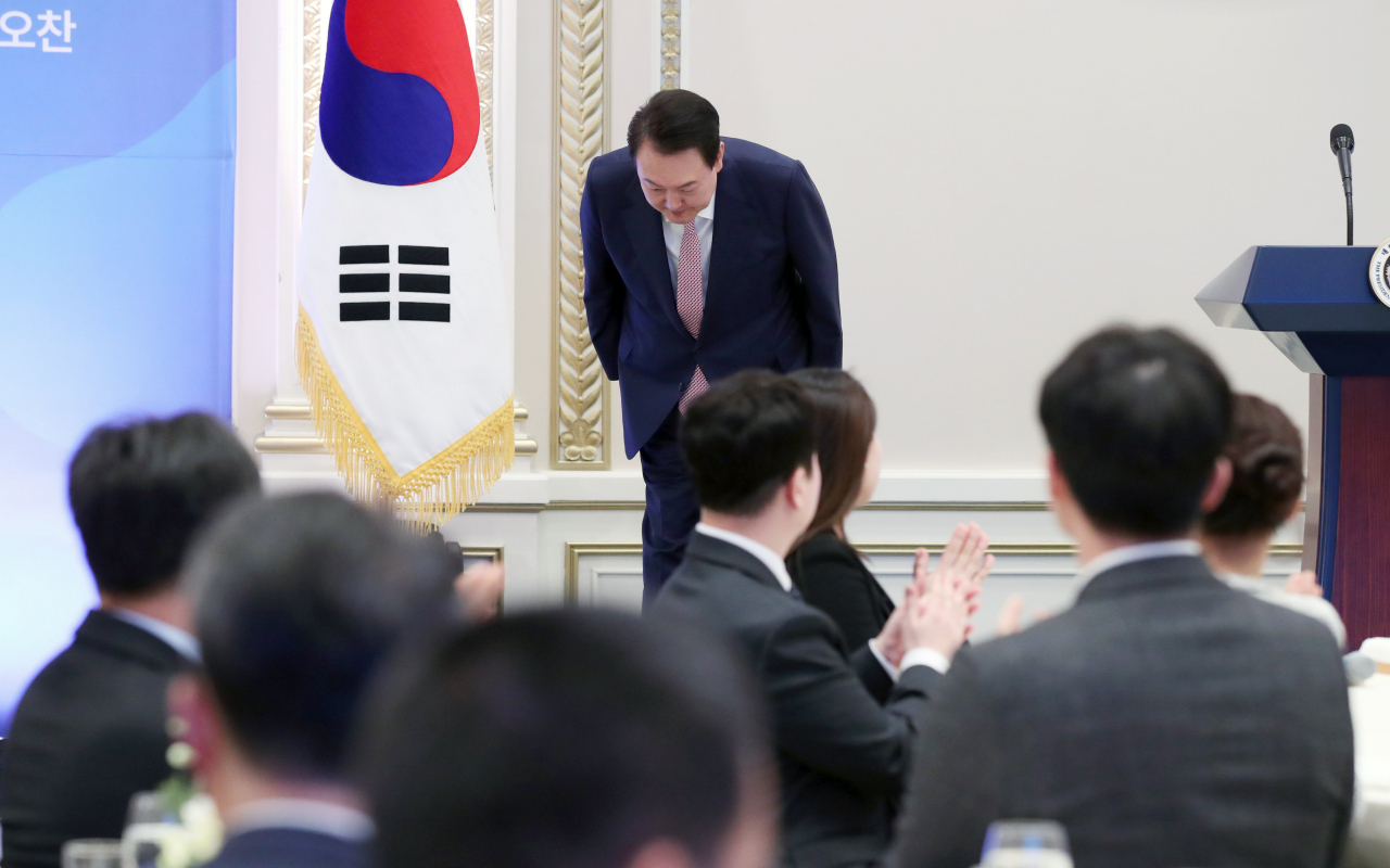 윤석열 대통령이 지난 23일 청와대 영빈관에서 열린 복지·노동 현장 종사자 초청 오찬에서 발언에 앞서 인사하고 있다. [연합]