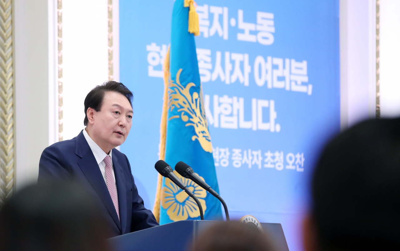 윤석열 대통령이 23일 청와대 영빈관에서 열린 복지·노동 현장 종사자 초청 오찬에서 발언하고 있다. [연합]