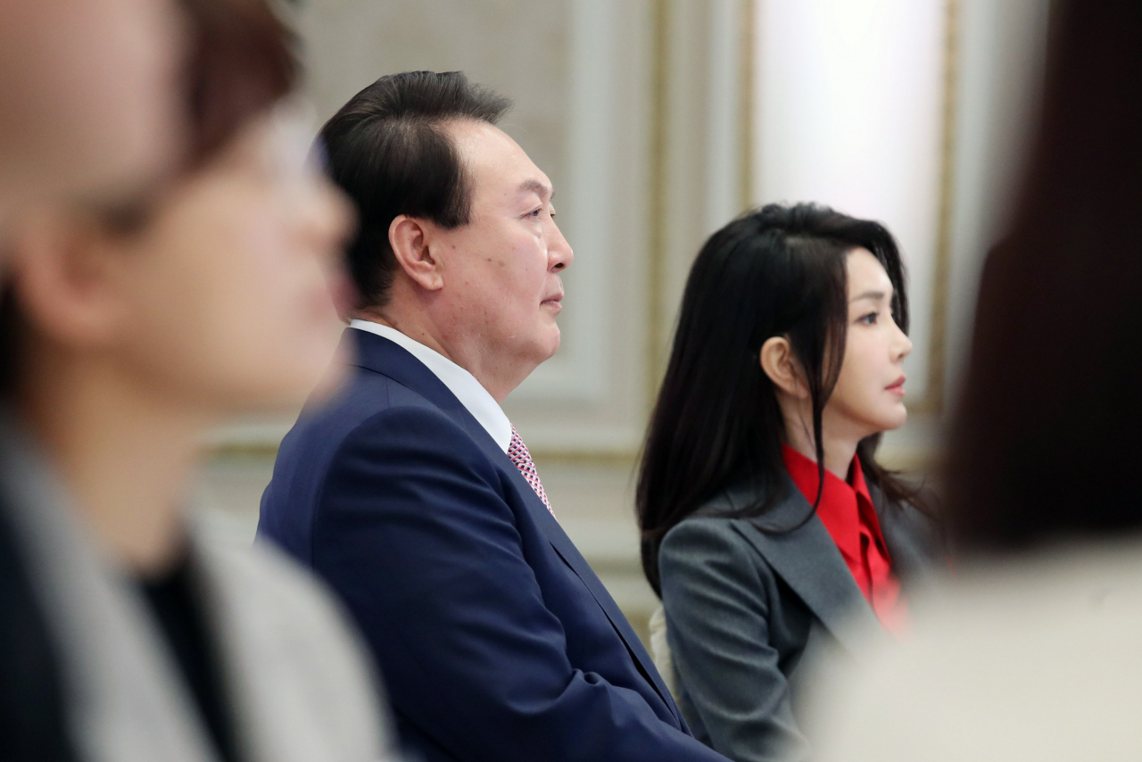 윤석열 대통령과 김건희 여사가 23일 청와대 영빈관에서 열린 복지·노동 현장 종사자 초청 오찬에서 영상을 시청하고 있다. [연합]