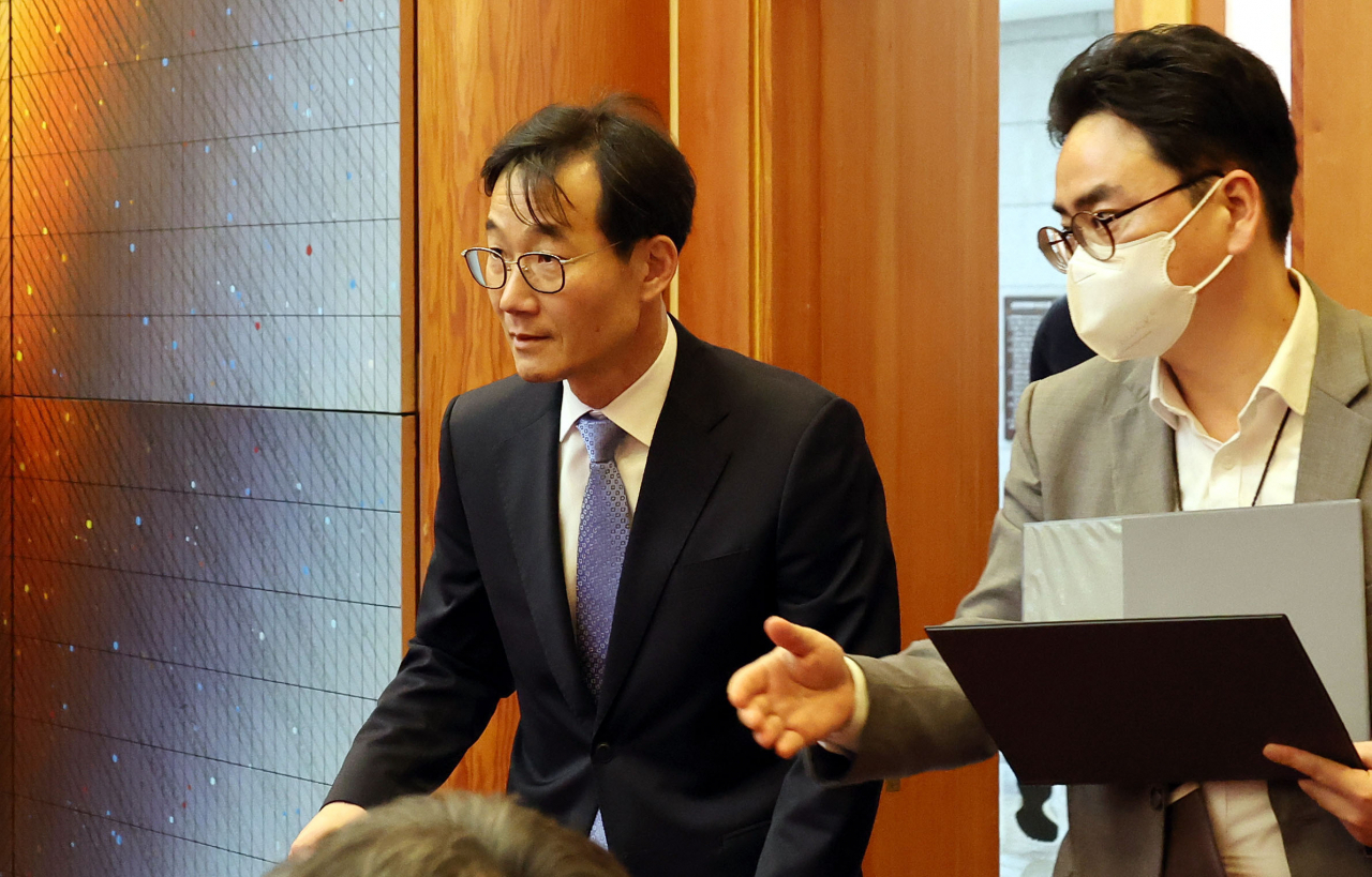 23일 오후 서울 종로구 헌법재판소 대심판정에서 열린 검수완박(검찰 수사권 완전 박탈) 입법에 대한 권한쟁의심판 선고에서 국회 측 대리인인 노희범 변호사가 입장하고 있다. [연합]